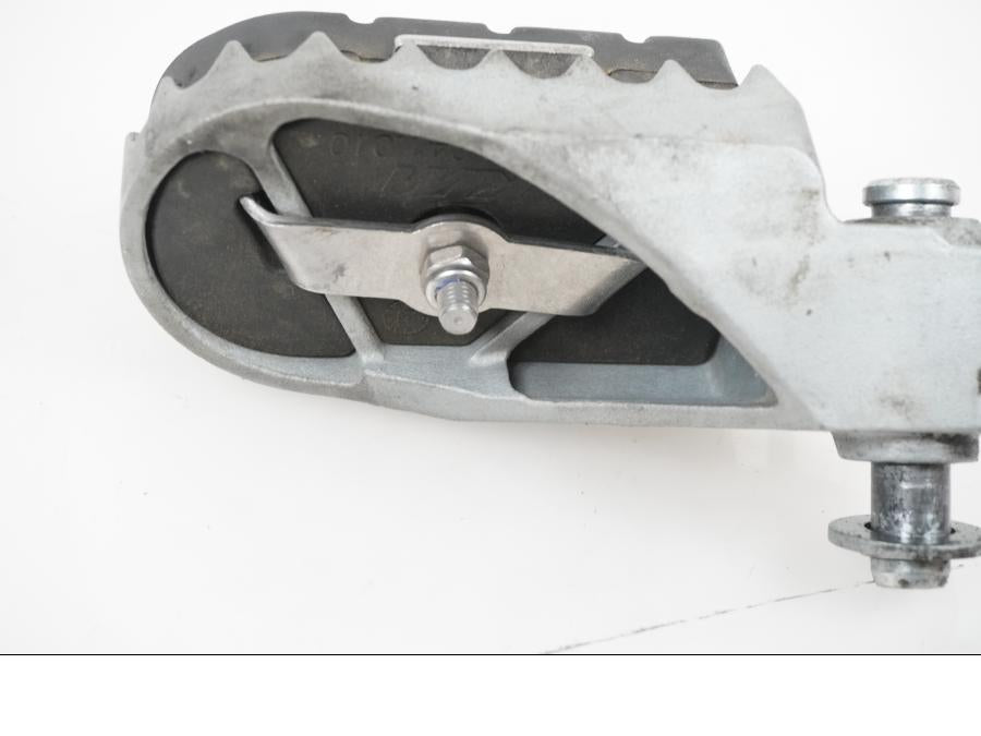 Höger sida på Fotpinne från en KTM 1290 Super Adventure S -2022 motorcykel.