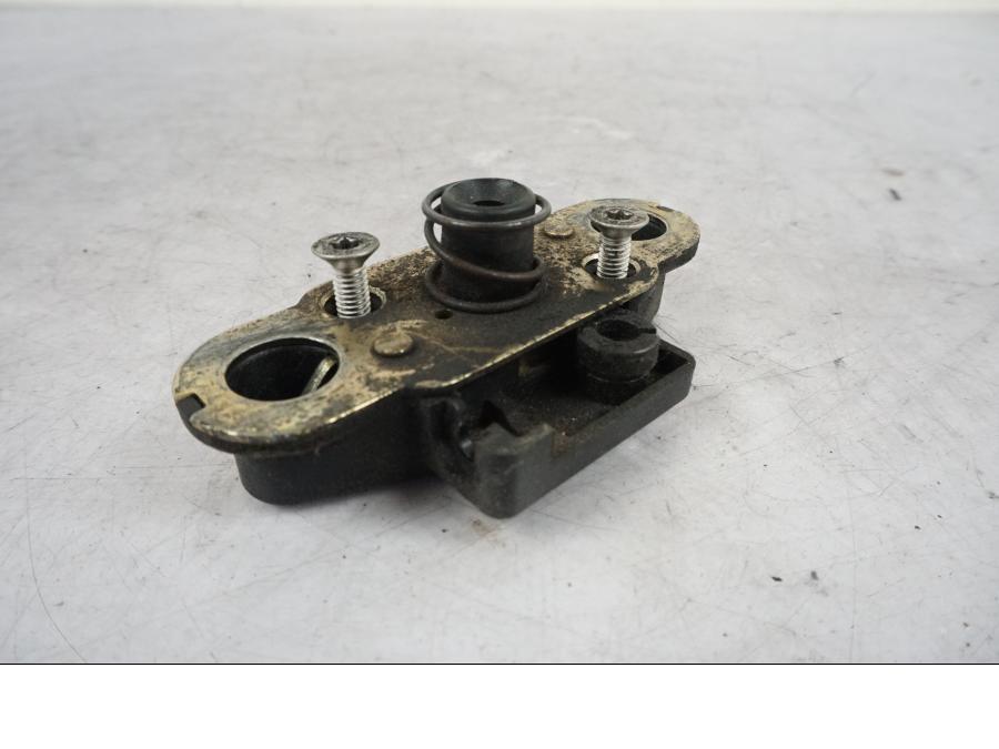 Framsidan på Sadellåsmekanism från en BMW R 850 R -2004 motorcykel.