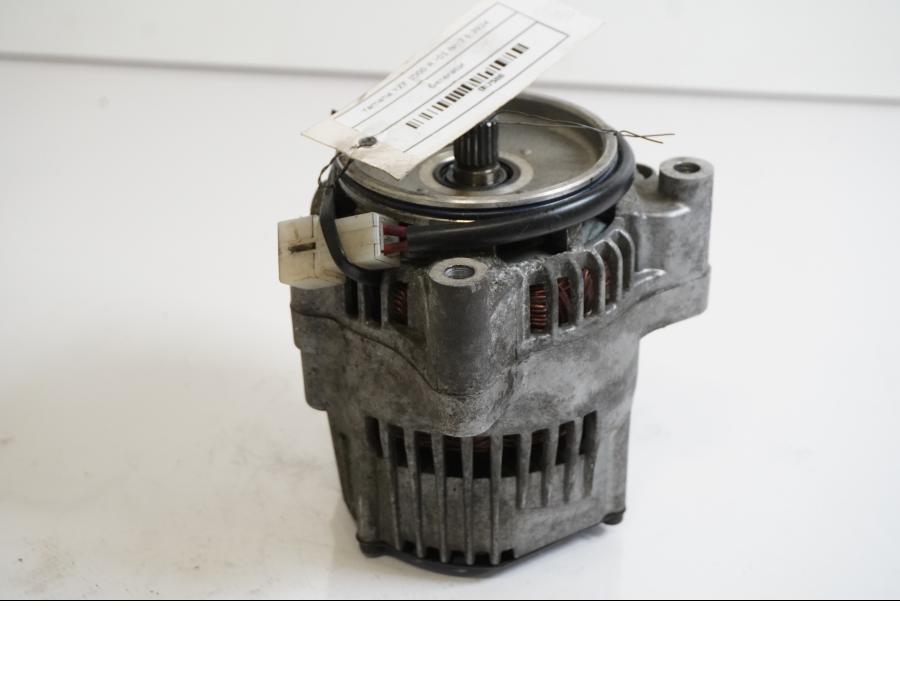 Framsidan på Generator från en Yamaha YZF 1000 R -2001 motorcykel.