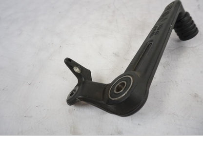 Snett uppifrån på Bromspedal från en KTM 125 Duke -2017 motorcykel.