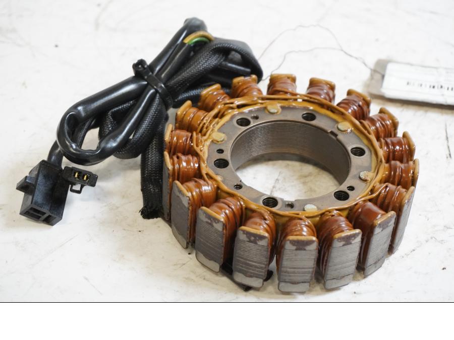 Framsidan på Generator från en Suzuki VL 800 -2003 motorcykel.