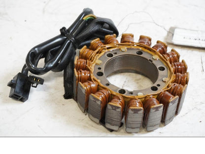 Framsidan på Generator från en Suzuki VL 800 -2003 motorcykel.