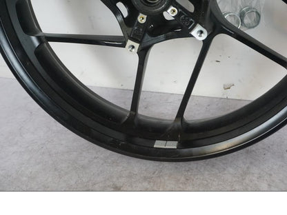 Vänster sida på Fälg från en Yamaha MT-09 -2024 motorcykel.