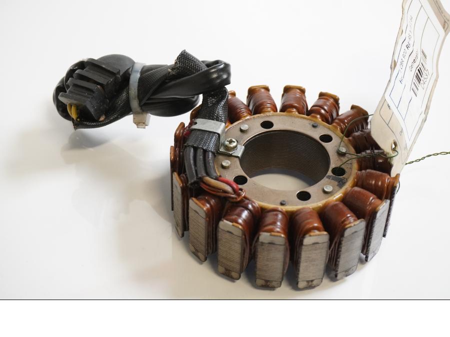 Framsidan på Generator från en Honda CBR 900 RR -1995 motorcykel.