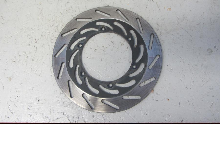 Baksidan på Bromsskiva från en Yamaha XVS 1100 -2002 motorcykel.