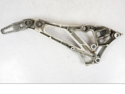 Vänster sida på Fotpinnefäste från en Suzuki GSX 550 EF -1985 motorcykel.