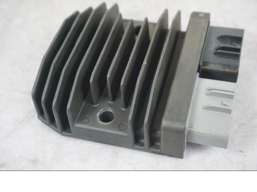 Höger sida på Likriktare från en KTM 1290 Super Adventure S -2022 motorcykel.