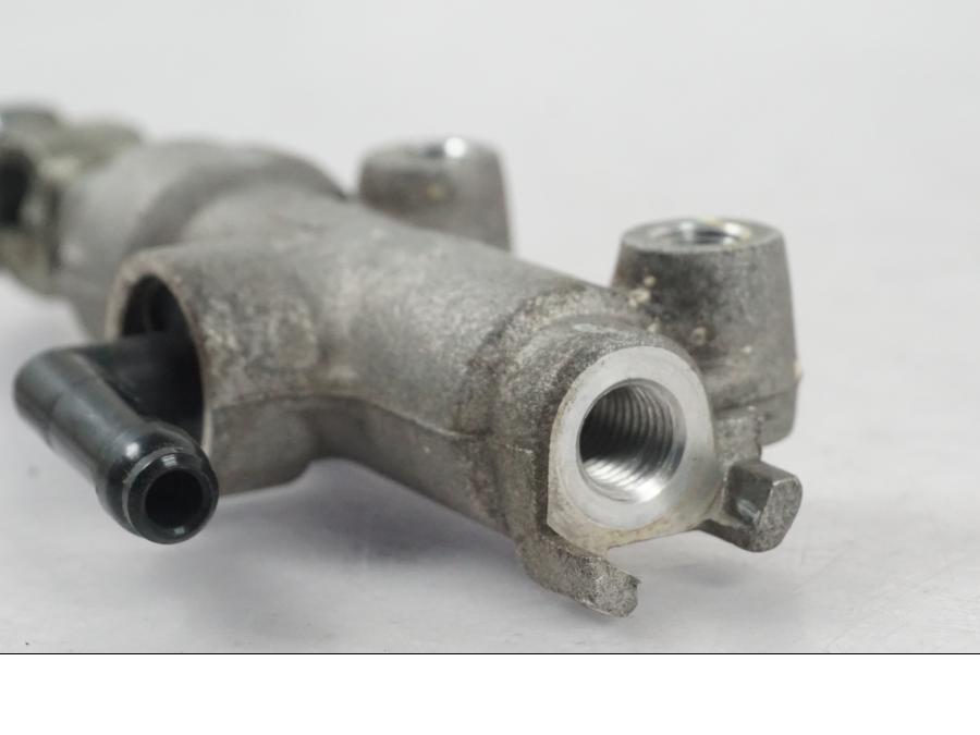 Vänster sida på Bromshuvudcylinder från en Kawasaki ER-6N ABS -2010 motorcykel.