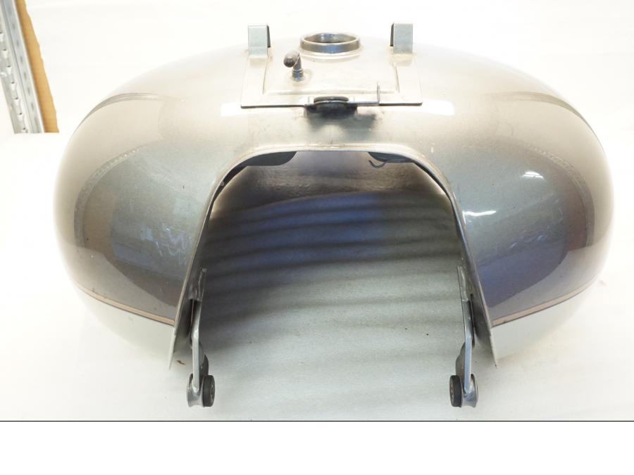 Vänster sida på Bensintank från en Yamaha XVZ 13TD -1999 motorcykel.