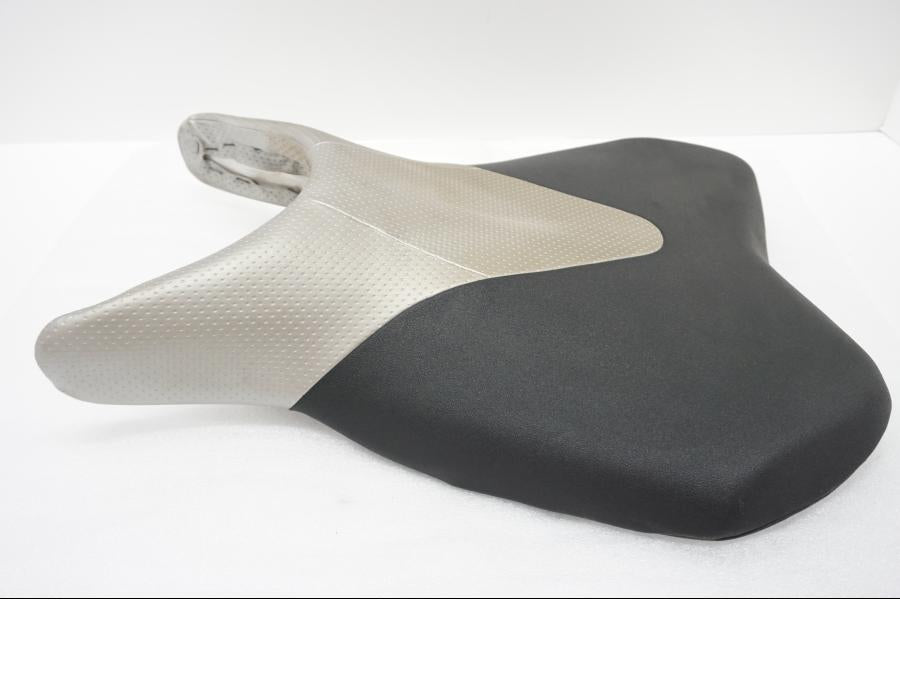 Höger sida på Sadel från en Suzuki GSX 1300 BK -2008 motorcykel.