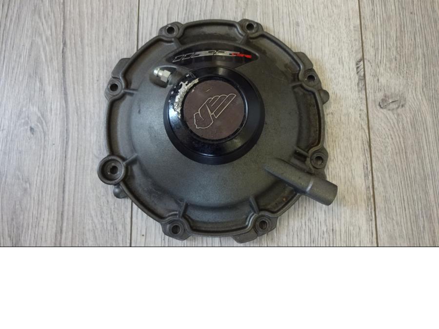 Framsidan på Kopplingskåpa från en Buell 1125 CR -2009 motorcykel.