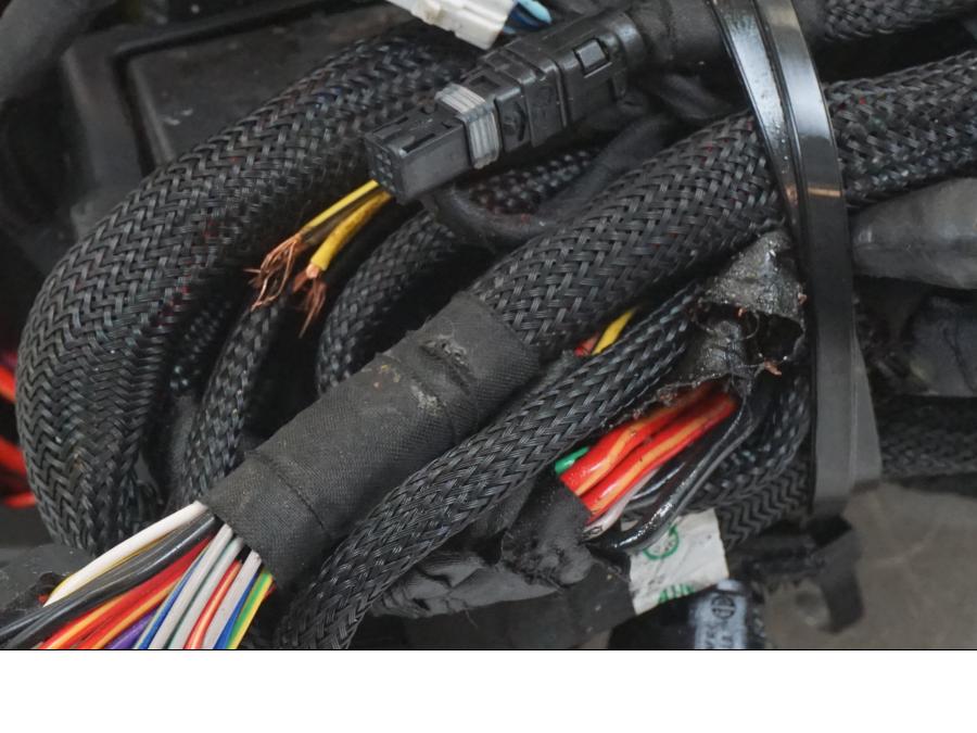 Snett uppifrån på Kabelstam från en Ducati Streetfighter V4 -2020 motorcykel.