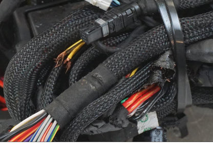 Snett uppifrån på Kabelstam från en Ducati Streetfighter V4 -2020 motorcykel.