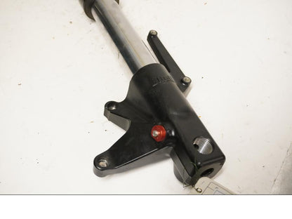 Baksidan på Gaffelben från en Buell XB 12 -2009 motorcykel.