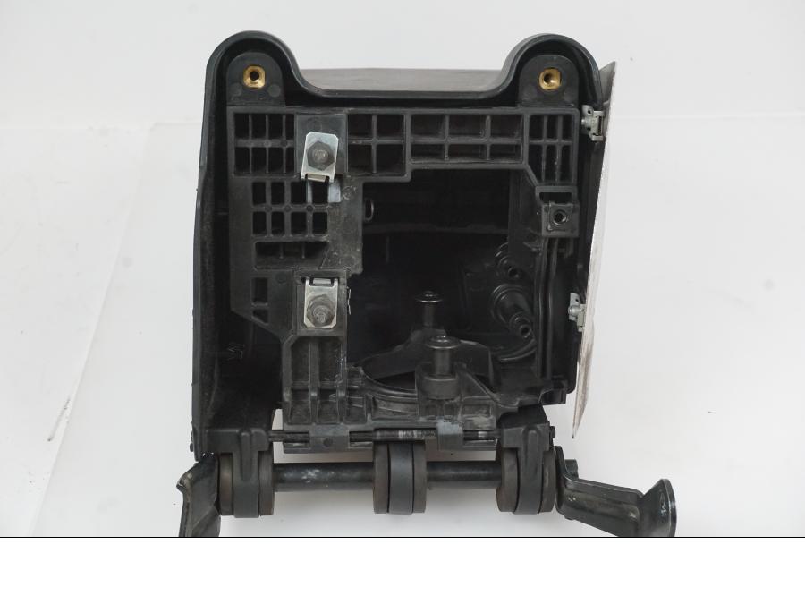 Höger sida på Batterihållare från en Ducati Monster 1200 -2016 motorcykel.