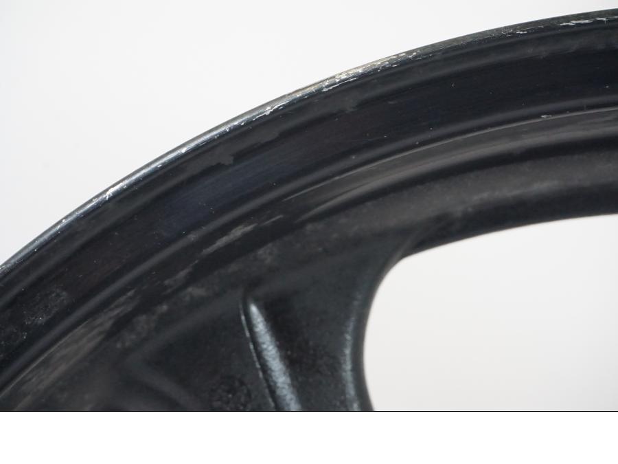 Snett nerifrån på Fälg från en Honda CBR 1100 XX -1999 motorcykel.