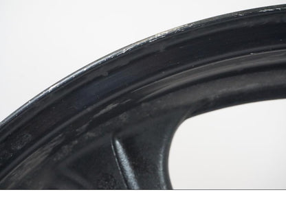 Snett nerifrån på Fälg från en Honda CBR 1100 XX -1999 motorcykel.