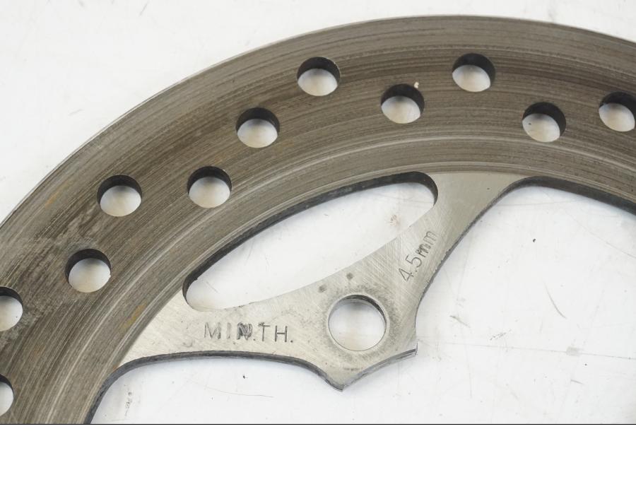 Baksidan på Bromsskiva från en Triumph Speed Triple -2021 motorcykel.