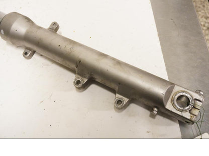 Baksidan på <p>Gaffelben höger från Honda VFR 750 F 1990.</p>

<p>Små märken i övre ben, korrosion på nedre ben, komplett, 41 mm. Okej skick.</p> motorcykel.