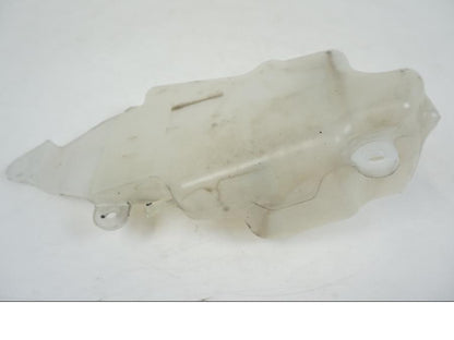 Snett nerifrån på Vattenexpansionskärl från en Kawasaki VN 1500 Mean Streak -2002 motorcykel.