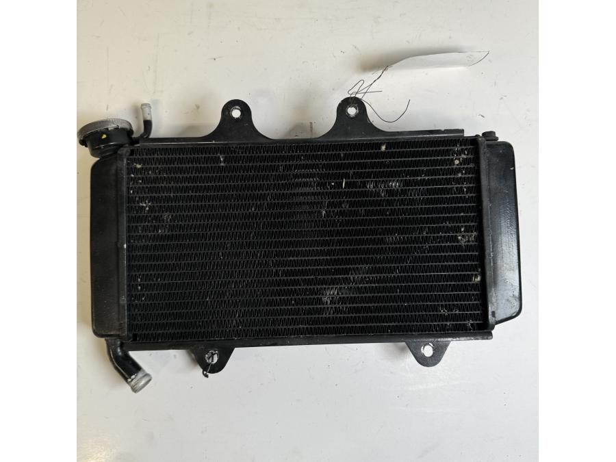 Framsidan på Vattenkyl från en KTM RC 390 -2019 motorcykel.