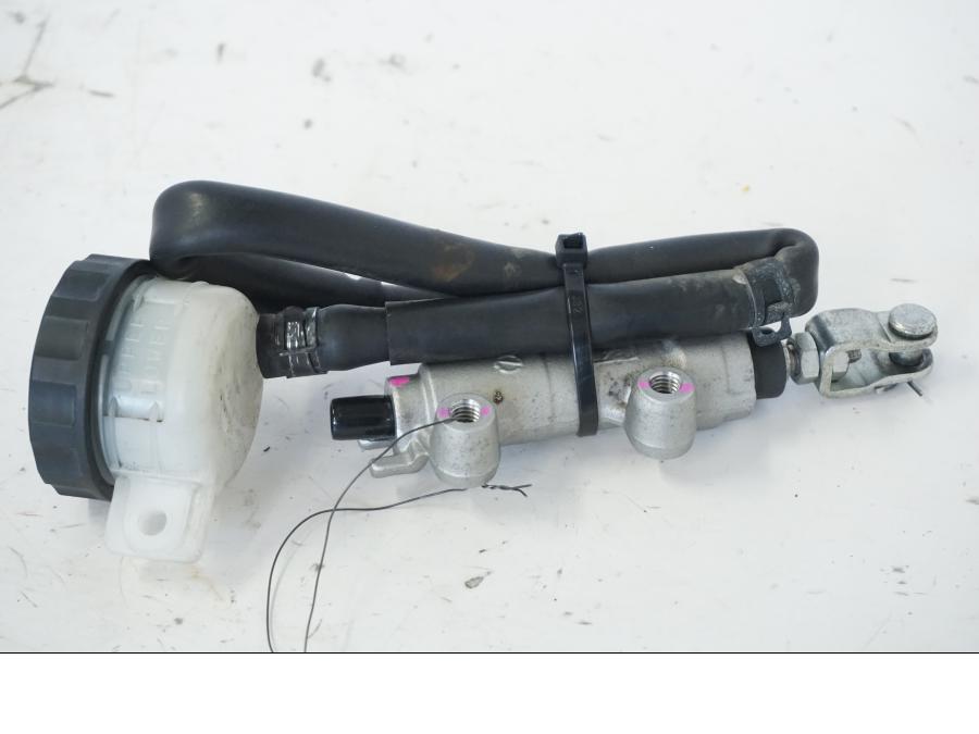 Framsidan på Bromshuvudcylinder från en Kawasaki ER-6N -2012 motorcykel.