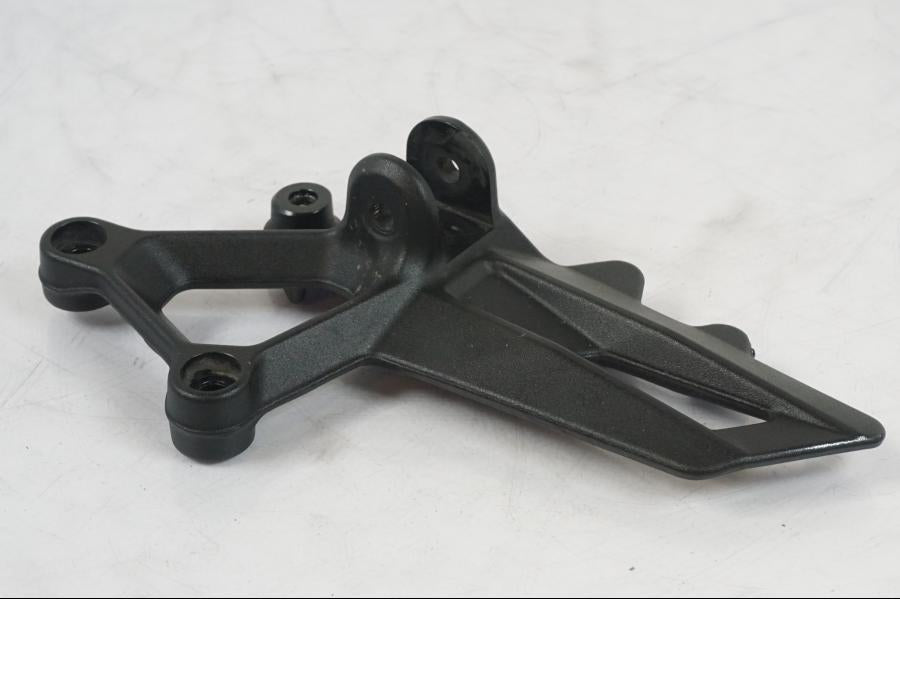 Snett nerifrån på Fotpinnefäste från en KTM 1290 Super Duke R -2018 motorcykel.