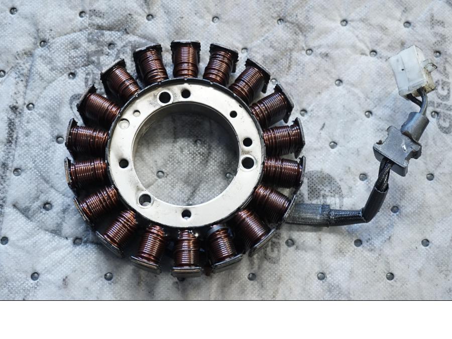 Baksidan på Generator från en Kawasaki VN 1500 Classic Tourer -2001 motorcykel.