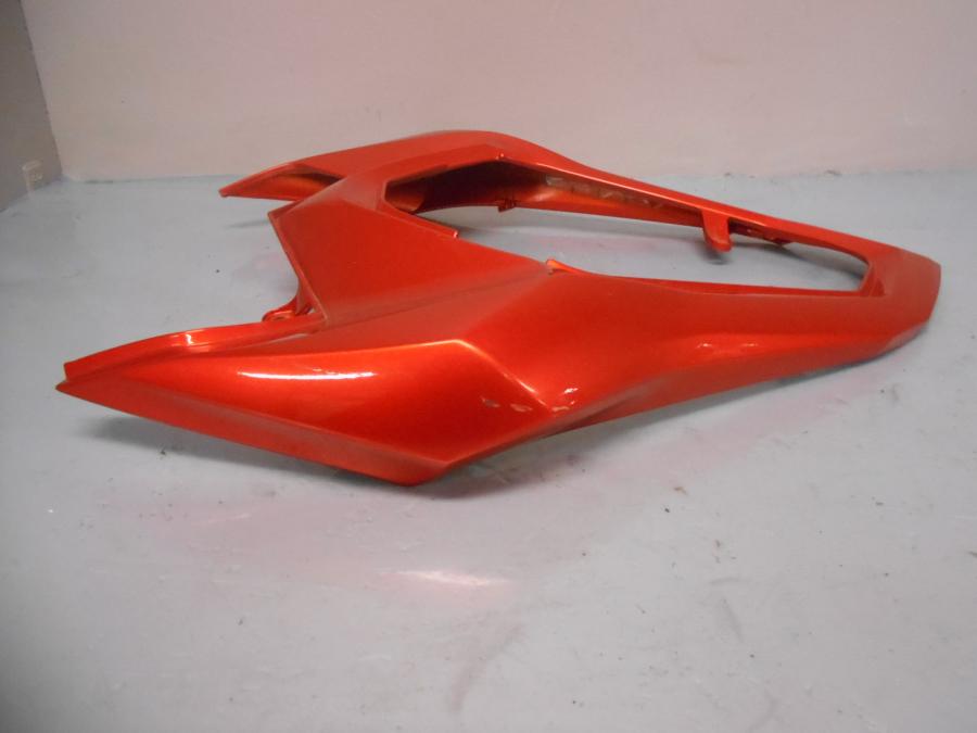 Baksidan på <p>Bakvinge från Kawasaki Z 800 2014.</p>

<p>Skrapmärken på vänster sida.</p> motorcykel.