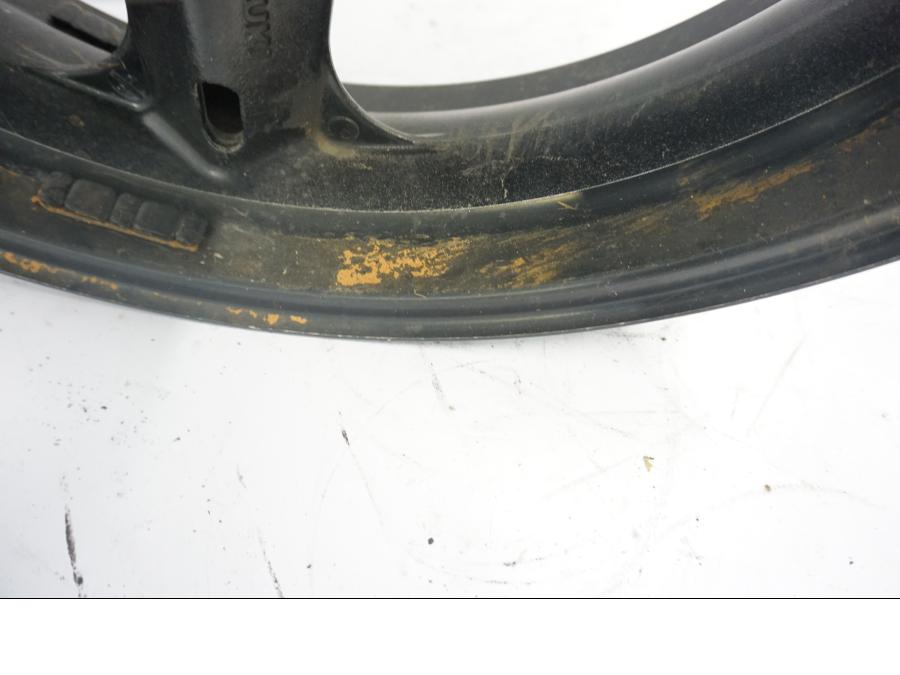 Snett uppifrån på Fälg från en Suzuki DL 1000 -2003 motorcykel.