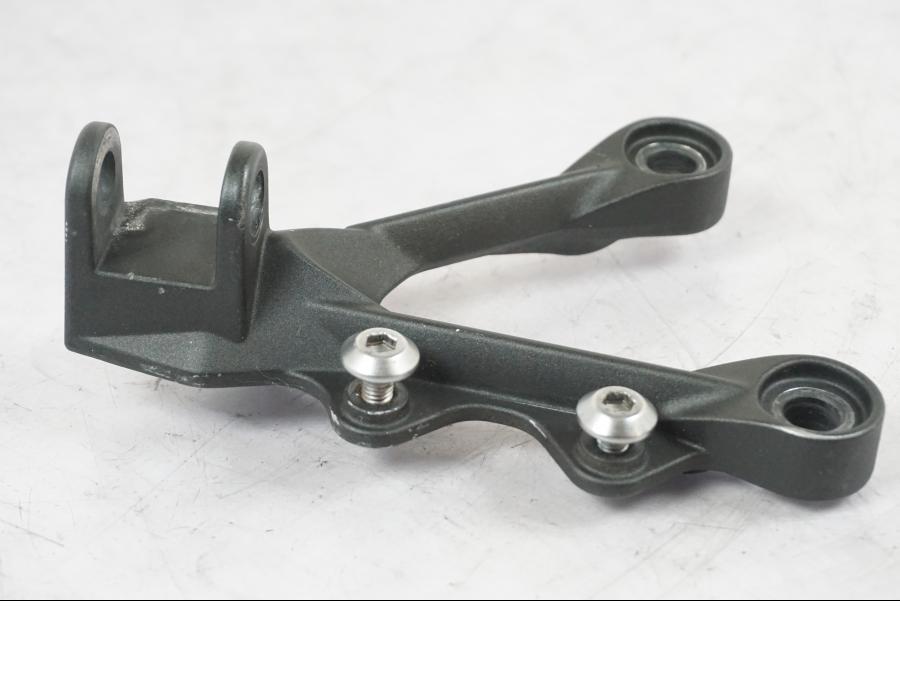 Baksidan på Fotpinnefäste från en Kawasaki ZX-6R -2011 motorcykel.