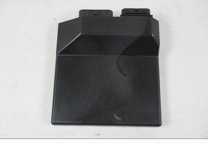 Vänster sida på <p>Låssats från Yamaha MT-09 Tracer ABS 2016.</p>

<p>Tändningslås, antenn, cdi/ecu (2SC-8591A-00), tanklock, sadellås, 1st röd nyckel och 2st svarta nycklar</p> motorcykel.