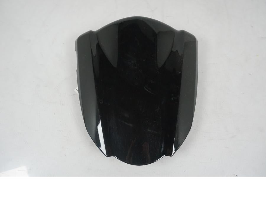 Vänster sida på <p>Kuts från Suzuki GSX-R 1000 2008.</p>

<p>Omlackerad. Små lättare lackskador finns.</p>

<p>Saknar gummidämpning och hjälmhållaren.</p> motorcykel.