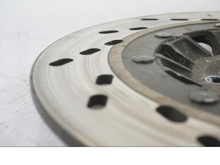 Baksidan på Bromsskiva från en Suzuki GSX 550 EF -1985 motorcykel.