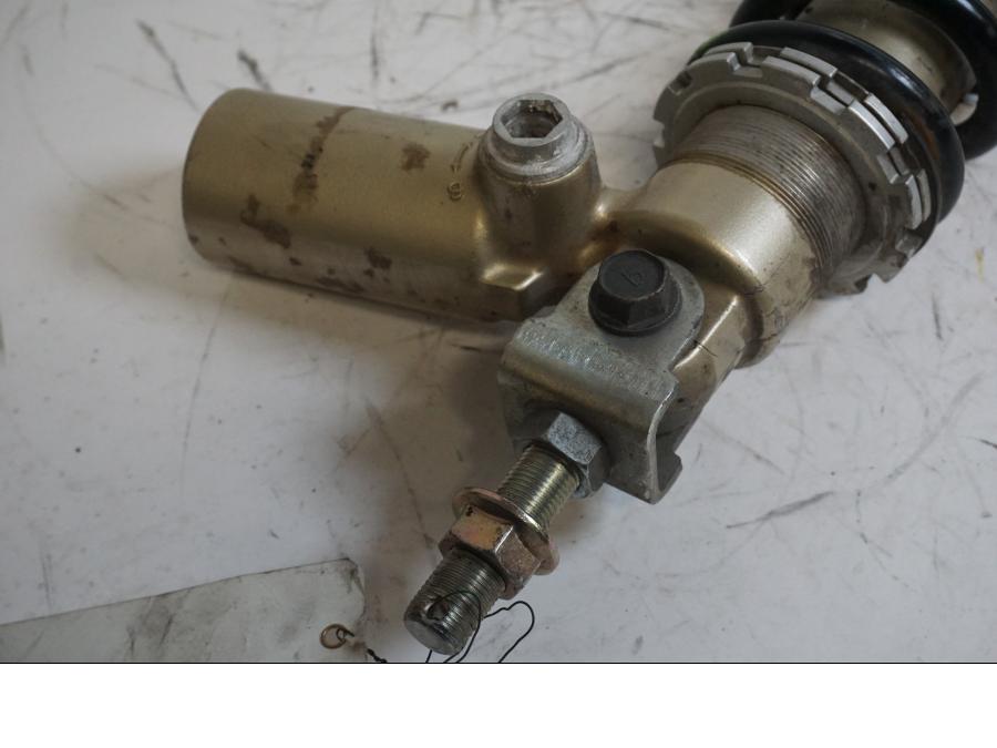 Snett uppifrån på Stötdämpare från en Kawasaki ZX-7R -1996 motorcykel.