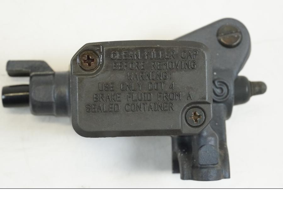 Baksidan på Bromshuvudcylinder från en BMW F 650 CS -2003 motorcykel.