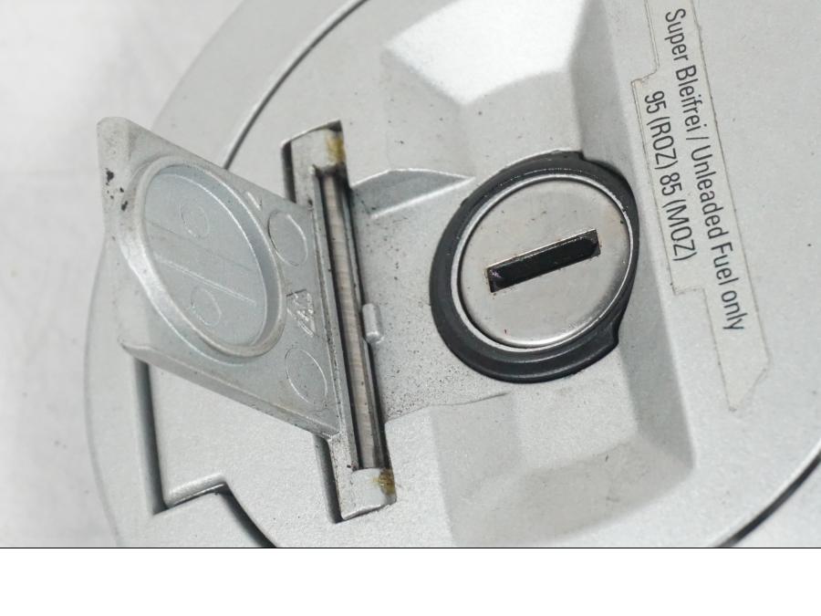 Vänster sida på <p>Låssats från BMW F 800 S 2007.</p>

<p>Tanklock, 1st nyckel, tändningslås och låscylinder.</p> motorcykel.