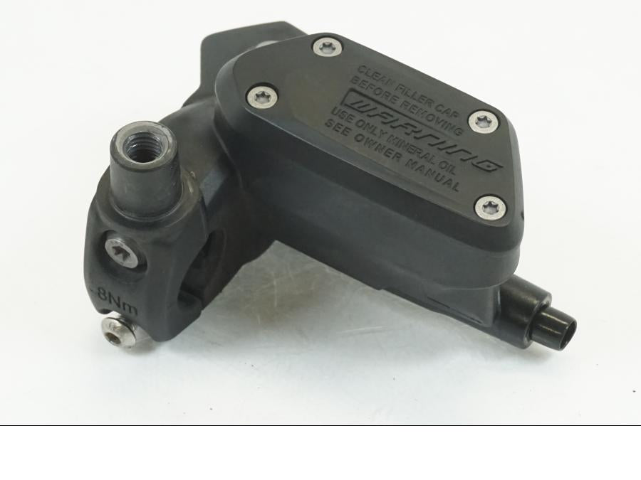 Framsidan på Kopplingshuvudcylinder från en BMW R 1200 GS -2018 motorcykel.