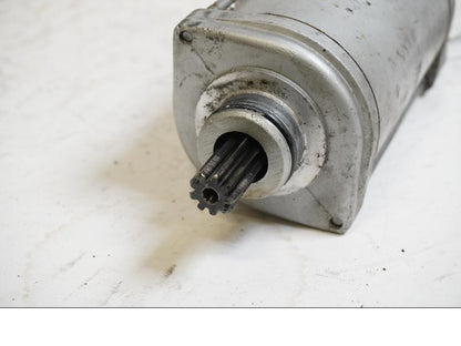 Baksidan på Startmotor från en BMW F 650 CS -2002 motorcykel.