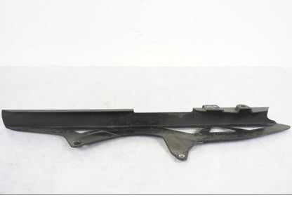 Snett nerifrån på Kedjeskydd från en Suzuki GSX-S 1000 -2017 motorcykel.