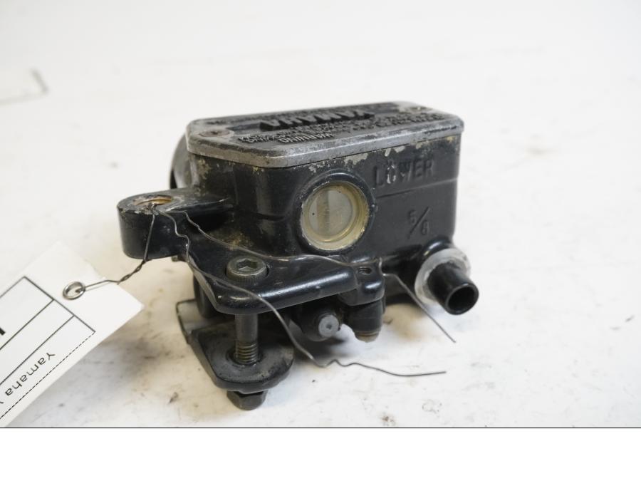 Framsidan på Bromshuvudcylinder från en Yamaha V-MAX 1200 -1997 motorcykel.