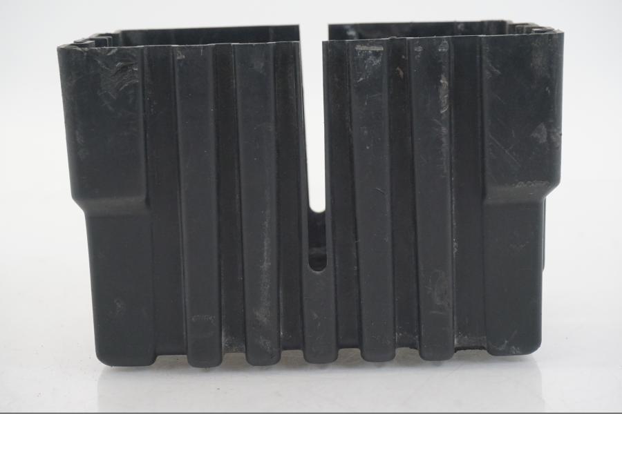 Snett nerifrån på Batterihållare från en Honda CB 750 -2002 motorcykel.