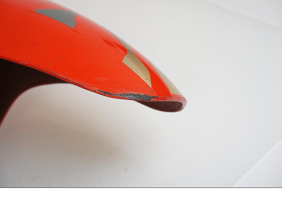 Snett nerifrån på Framskärm från en Suzuki DR 650 -1991 motorcykel.