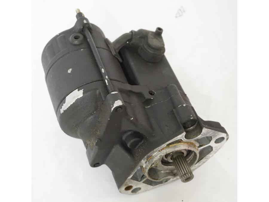 Höger sida på Startmotor från en H-D Sportster 1200 XL1200C -1999 motorcykel.