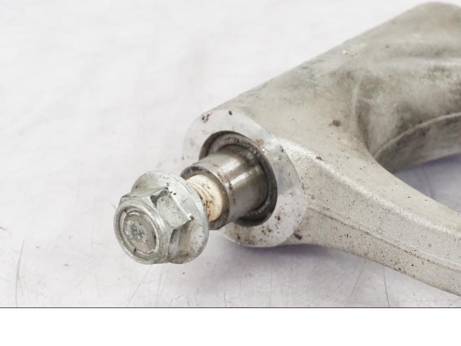 Höger sida på Stötdämparlänkage från en Suzuki GSX-R 750 -2006 motorcykel.