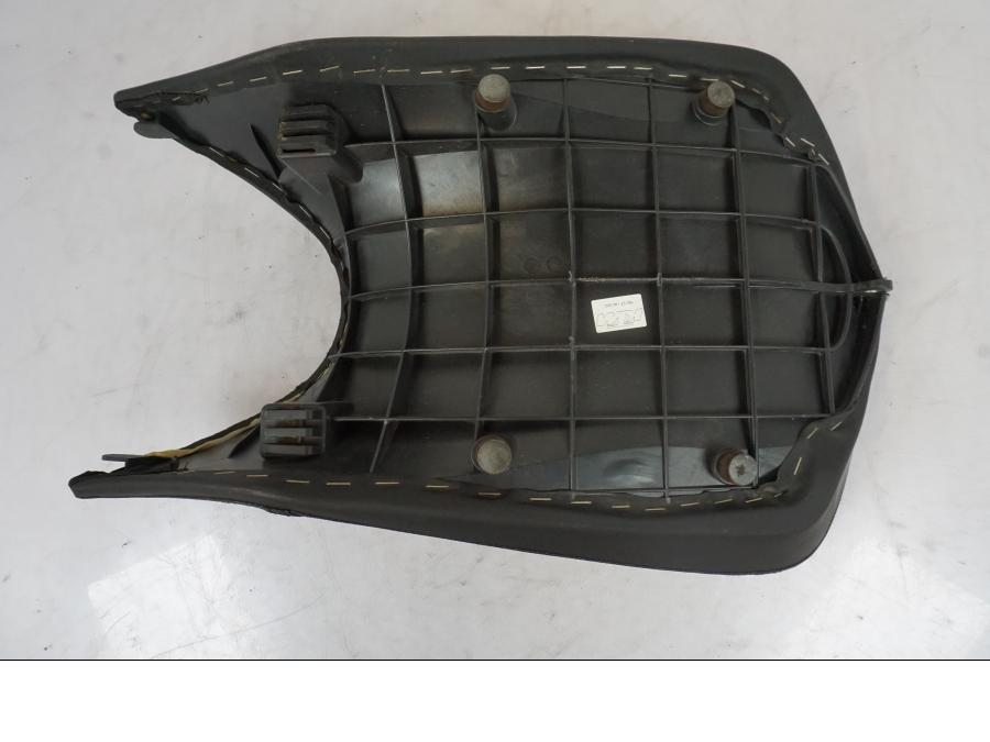 Snett nerifrån på Sadel från en KTM 690 Duke -2014 motorcykel.