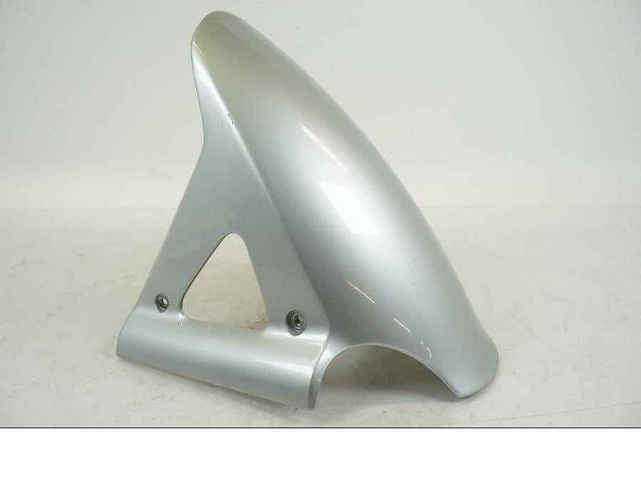 Snett nerifrån på Framskärm från en BMW F 650 CS -2003 motorcykel.