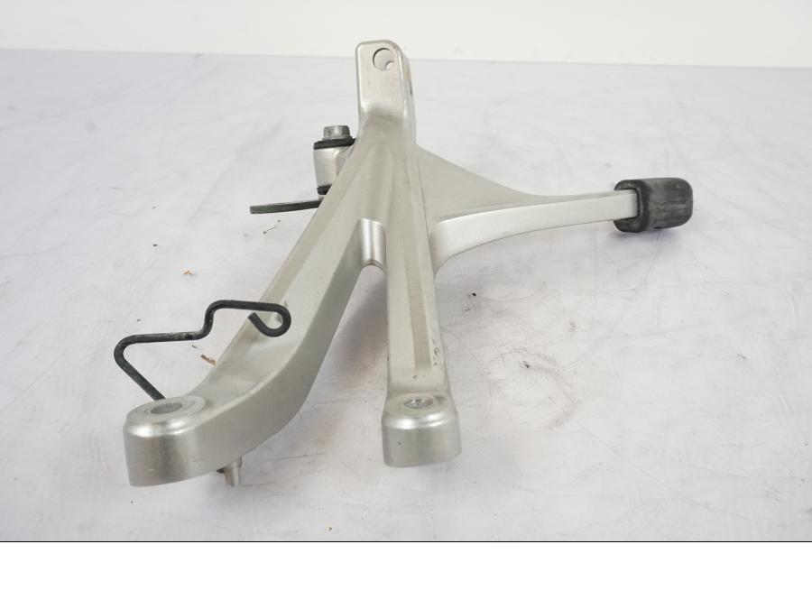 Baksidan på Fotpinnefäste från en Honda VFR 1200 -2010 motorcykel.