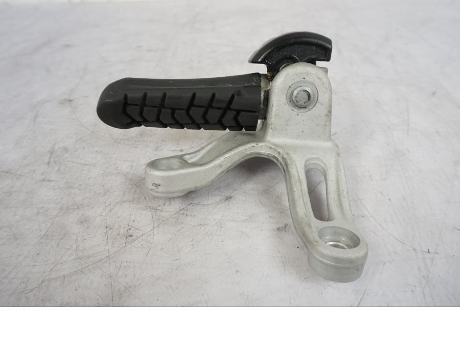 Vänster sida på Fotpinne från en KTM 690 Duke -2014 motorcykel.