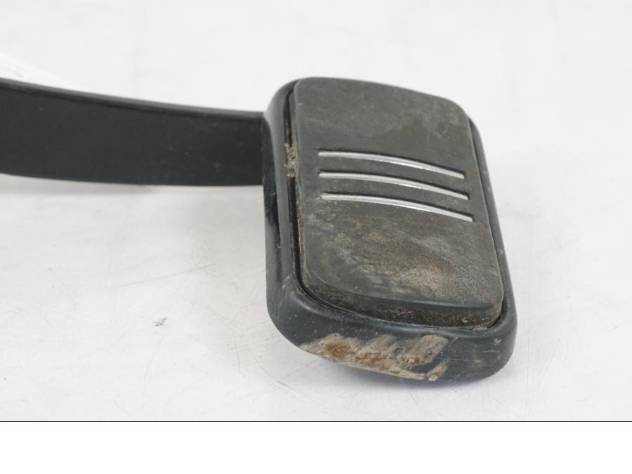 Vänster sida på Bromspedal från en H-D Street Glide FLHX -2012 motorcykel.